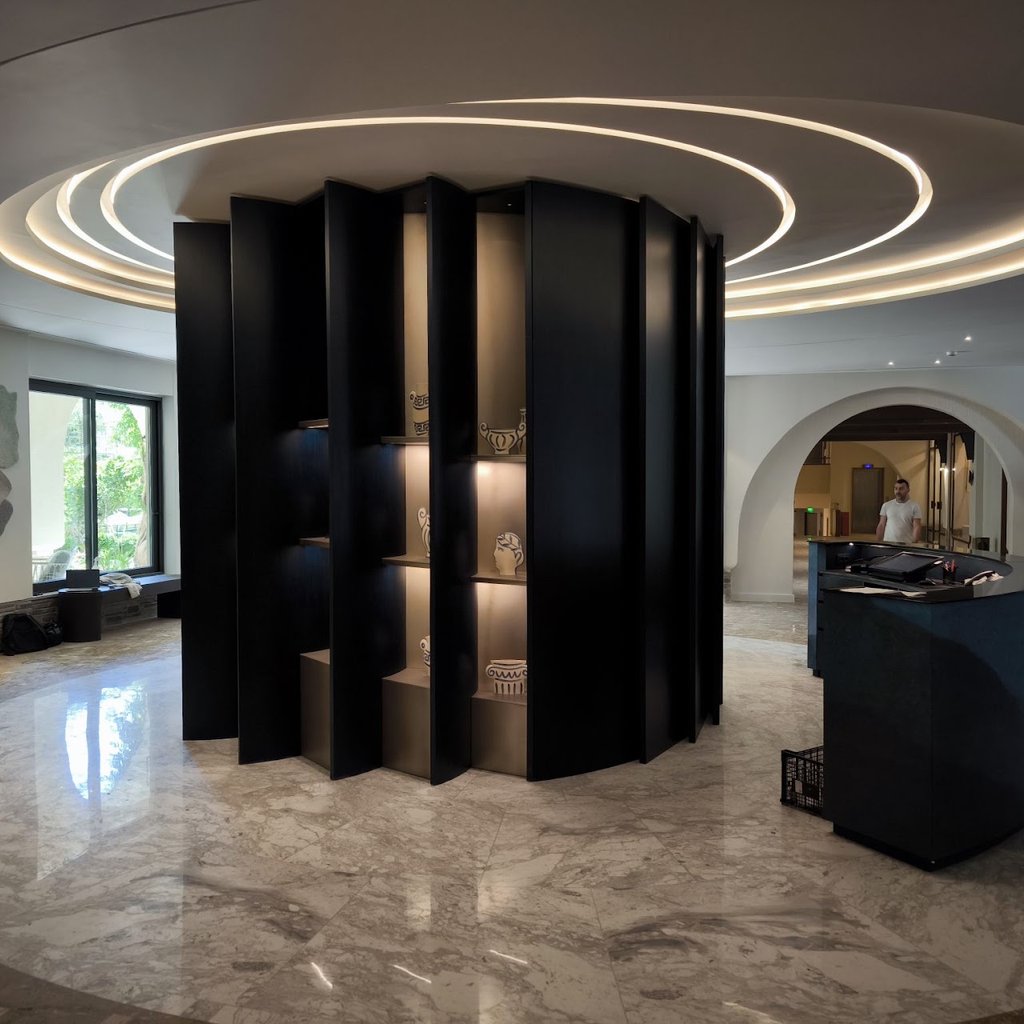Reception BackWall σπείρα Αρχιμήδη από καπλαμά ALPI Teal Blue 13.13 με χρυσά ράφια πατίνα